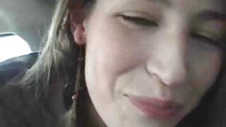 Debeljuškasta plavuša u kratkoj suknji od farmerki snima selfie i masturbira svoj muf