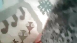 Razvratna brineta i plavuša penju se jedno na drugo i jebaju se s leđa