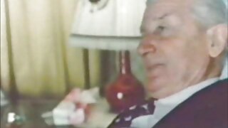 Čovek jebe zgodnu Anastasiju Hart hvatajući je za repove u doggy style pozi