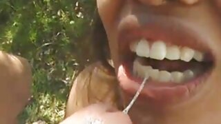 Zavodljiva beba Lilly Evans siše i jebe na pov kameri