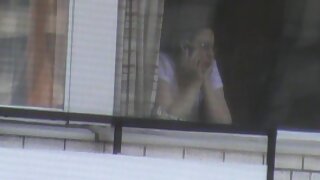 Punolik plavuša maca Candy Manson daje malo glave