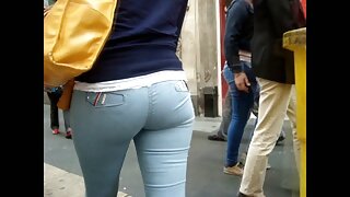 Gladne kurca MILF-ice uživaju u sisanju sočnog kuraca u sparnom FFM trojki
