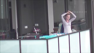 Zavodljiva tinejdžerka pokazuje svoje dupe igraču i on jebe njenu analnu rupu