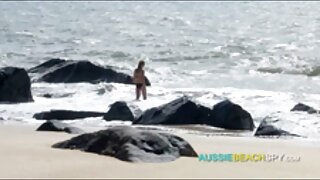 POV video debele bucmaste brinete Stephani Moretti kako joj dildo rasteže šupak.