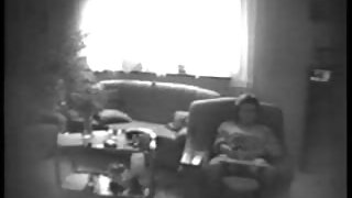 Zaobljena brineta Eve Angel sa pjenušavom zadnjicom masturbira na zelenoj stolici
