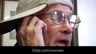Profesionalni lovac na pijetlove, Candy Manson, gadno udara u kim