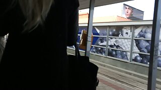 Seksi brineta mama s velikim sisama duboko sisa jaja