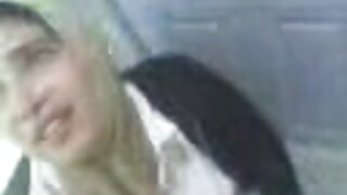 Ukusna i pohlepna brineta MILF Kora Cummings daje duboko grlo BJ