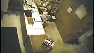 Crvenokosa tinejdžerka u čarapama Alexa Rovento se igra sa mokrom picom