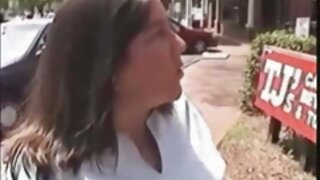 Gola domaćica u kecelji Rebel Lynn glanca veliki kurac na POV kameri