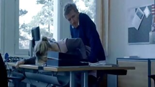 Očaravajuća crna bombona prstima joj vaginu dok drška bijelom kurac