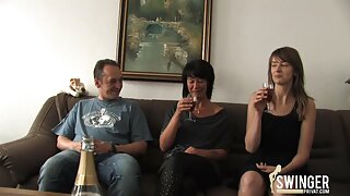 Svježa tinejdžerka Teal Conrad se kupa i igra sa svojom macom