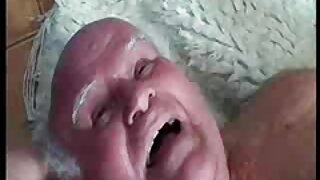 Prsata mama je tukla hardkor po sofi i lizala