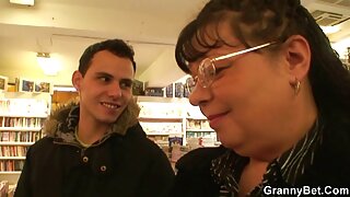Sunny Diamond se zabavlja sa kitom svog advokata u sudnici
