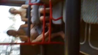 Kinky plavokosa zgodna Leticija Skot puše čvrstu crnu kobasicu u blizini bazena