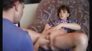 Sportska djevojka s ukusnim sisama igra se sa svojom sočnom macom