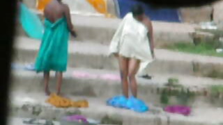 Primamljiva plavuša pere svoje seksi tijelo i puši pod tušem