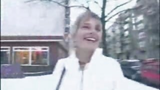 Sjajna djevojka sa fakulteta Cloee rasteže i zjapi
