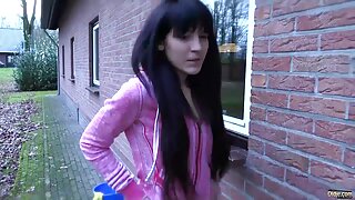 Prljava beba Paige Owens fistira i poigrava rastegnutu nauljenu macu