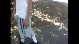 Kurva kratke kose s malim sisama, ali sočnim dupetom Makennas