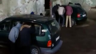 Prsata crnokosa kurva izvodi neverovatno duboko grlo u salonu za masažu