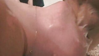 Ukusna dugonoga sekretarica u čarapama jebe dildo mačku u uredu