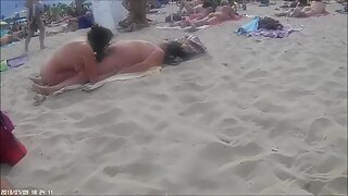 Dva momka ližu i prstima potopljenu dlakavu macu Reine Nishio
