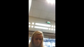 Slatka riba Brittany Amber puši i saginje se za Jamesa Jamessona