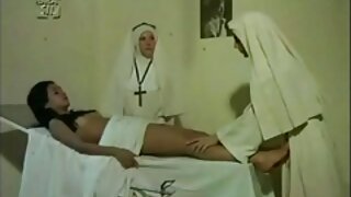 Vitka plava manekenka u crvenom donjem vešu i čarapama Alix Lynx povali u POV videu