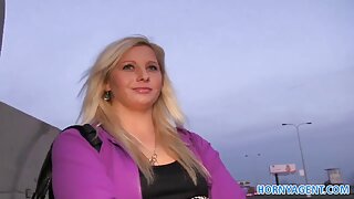 Mala crnka slatka pokazuje svoju obrijanu mačku na web kameri