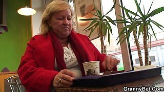 Vitka gavranova dlaka prljavština dobiva svoju macu šakama prvi put